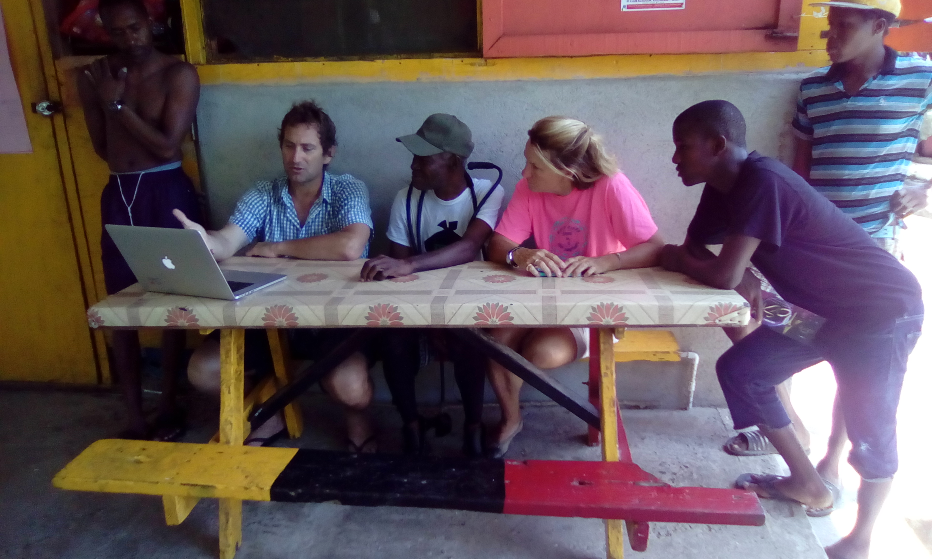 Belinda-Morrow�-drivers-and-fisherfolks-at-informal-training-session-with-Andrew-Ross-